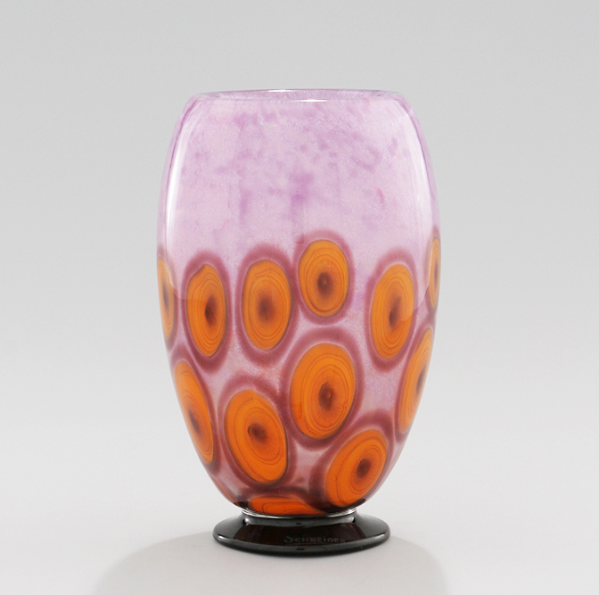 Vase, en verre multicouche soufflé, sur pied noir appliqué à chaud. Série “Cloisonné” Décor “Love” Vers 1924/1928 - Hauteur : 26 cm. Signé “Schneider” © Jean-Pierre Serre