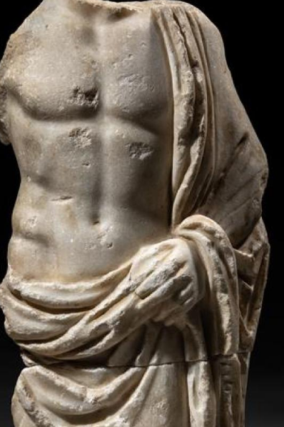 GRAND TORSE EN MARBRE drapé sur l'épaule gauche et enroulé autour des hanches, qu'il retient de la main gauche. Musculature puissante.