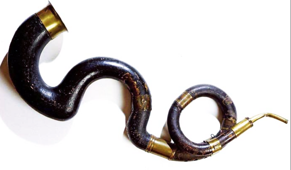 Serpents, ancêtres du tuba, utilisés surtout dans les orchestres militaires (Cuivre recouvert de cuir)