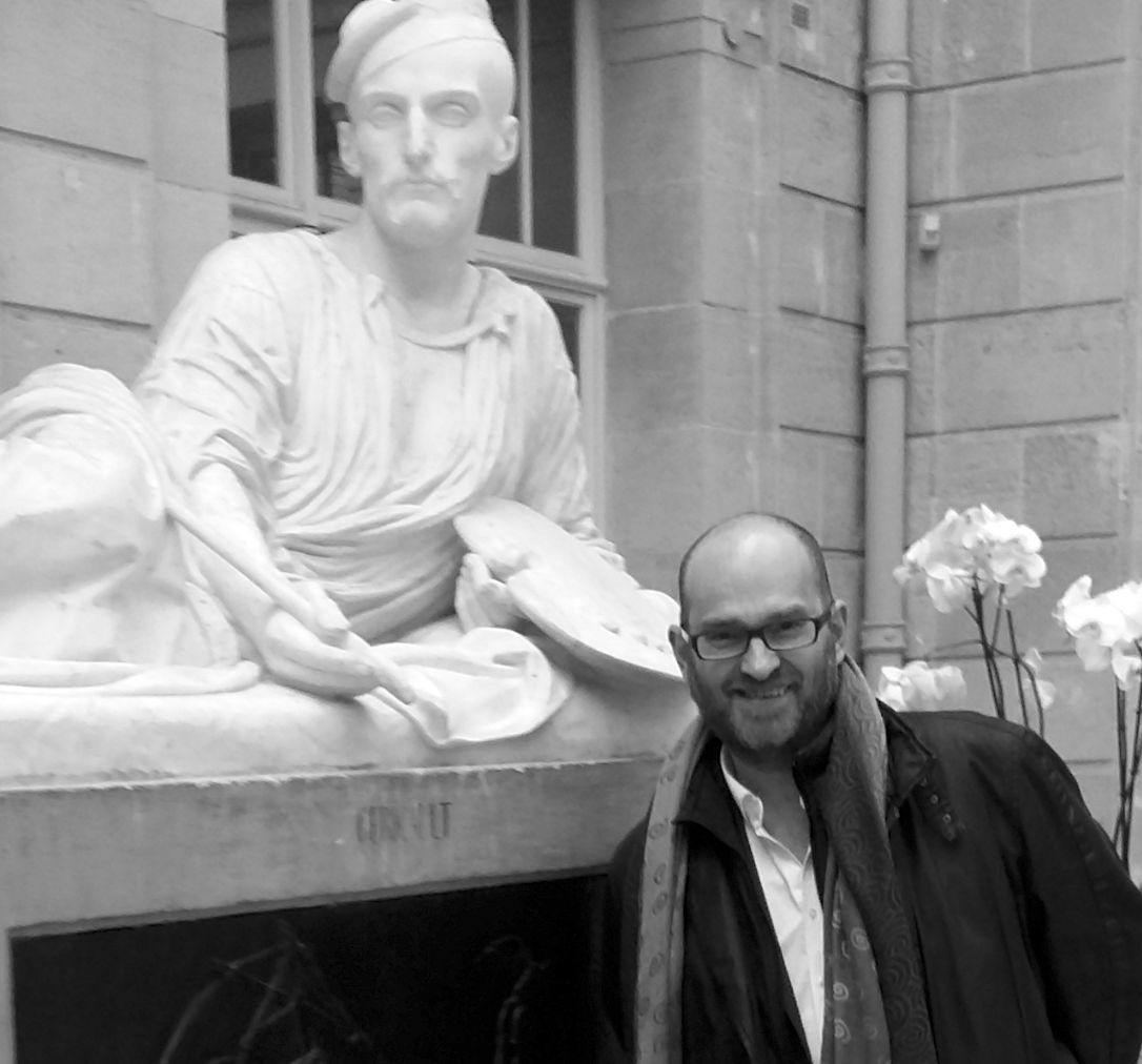 Bruno Chenique, devant le premier tombeau de Géricault, au Musée des Beaux-Arts de Rouen