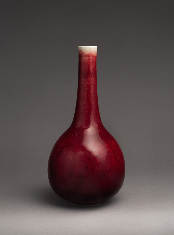 Vase en porcelaine à couverte rouge de cuivre dite Langyao, Chine, dynastie Qing (1644-1911), époque Kangxi (1662-1722), h. 41,3 cm, 14.40.120, The Metropolitan Museum of Art, New York