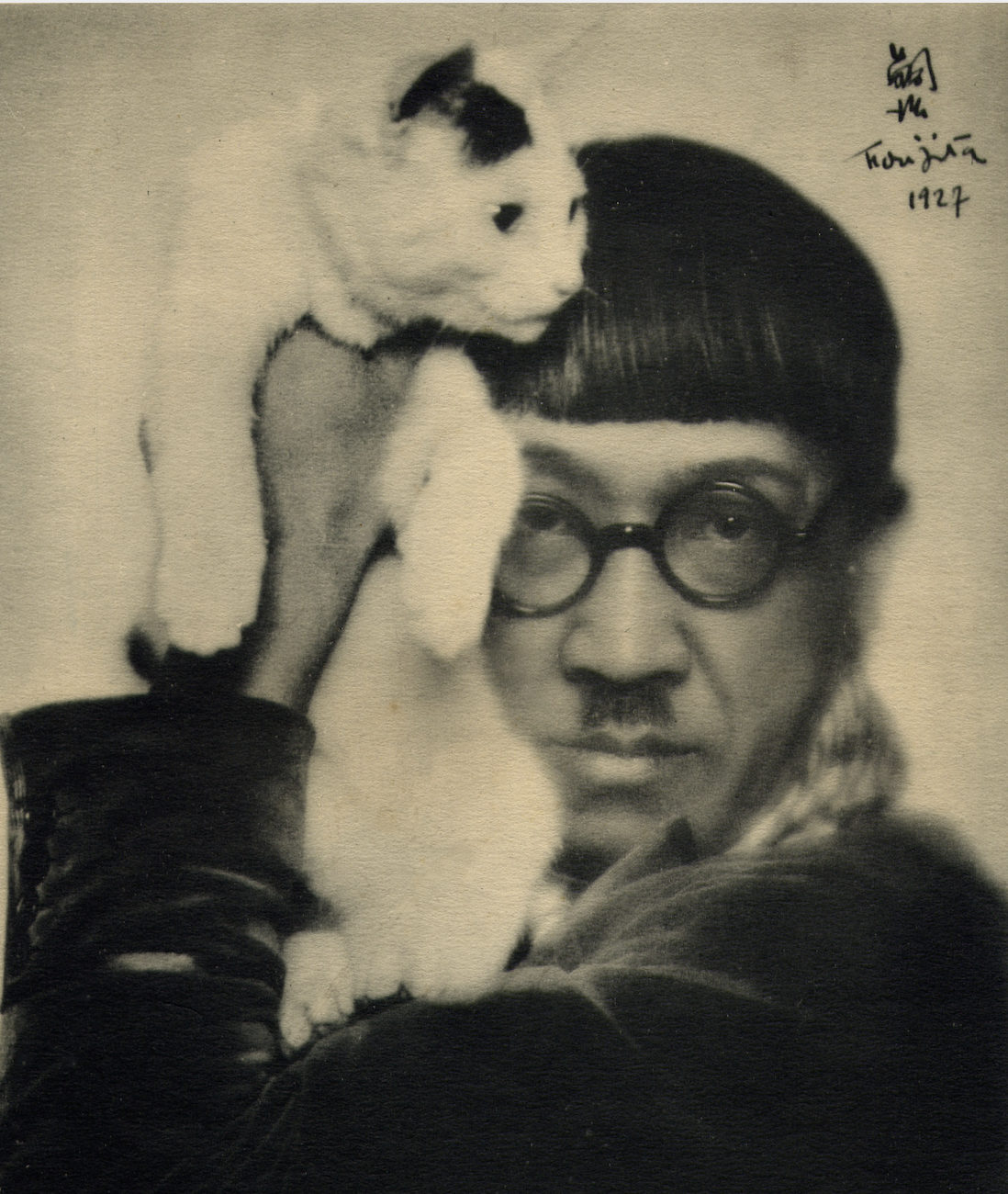 1927 - Foujita, photographié par Dora Kalmuss © Archives du Catalogue Général raisonné de l'Œuvre de L. Foujita