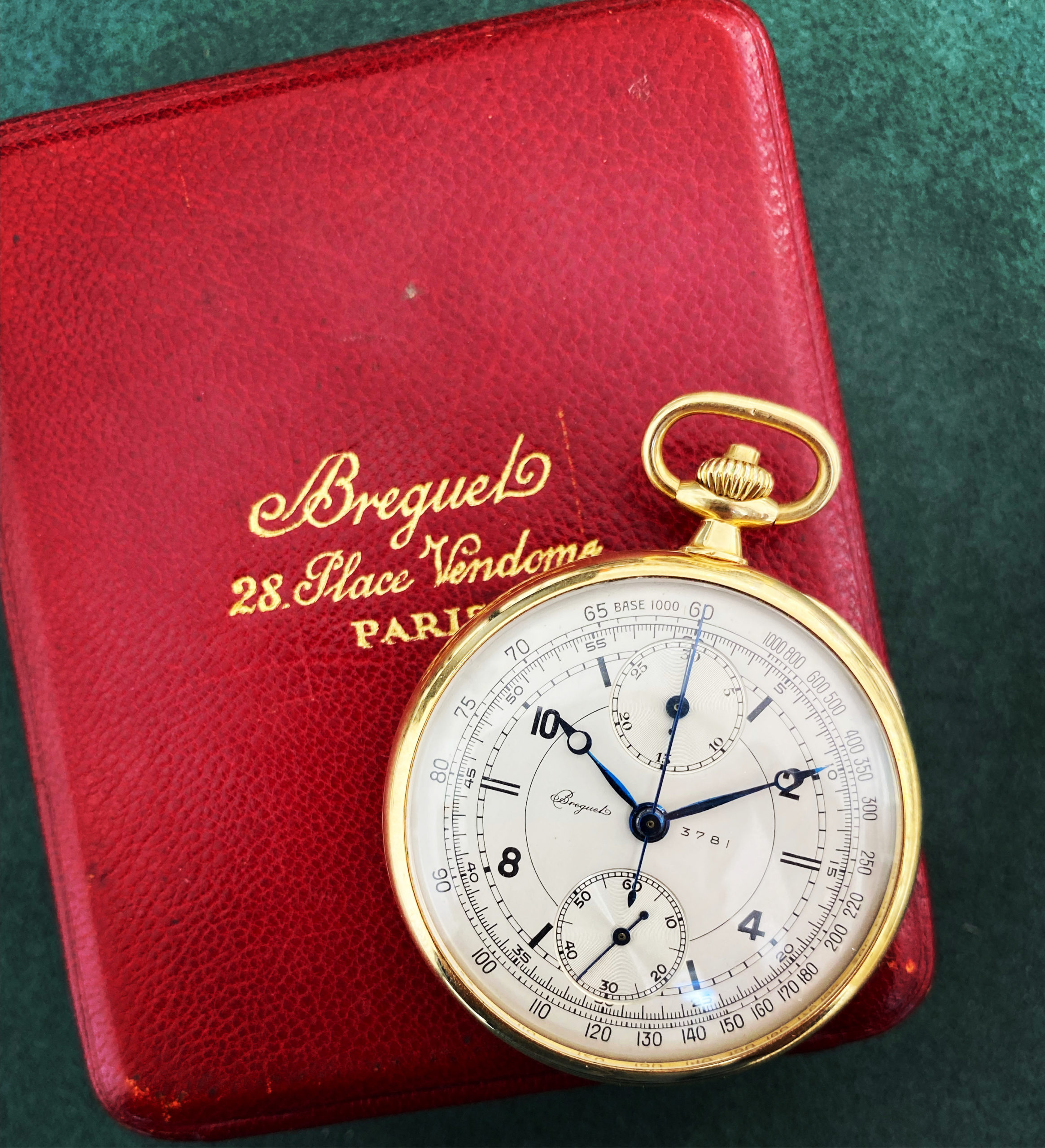 BREGUET - Réf : 3781 - Montre de poche Chronographe mono-poussoir en or. Mouvement mécanique à remontage manuel. Diamètre : 45 mm. Vers 1930.