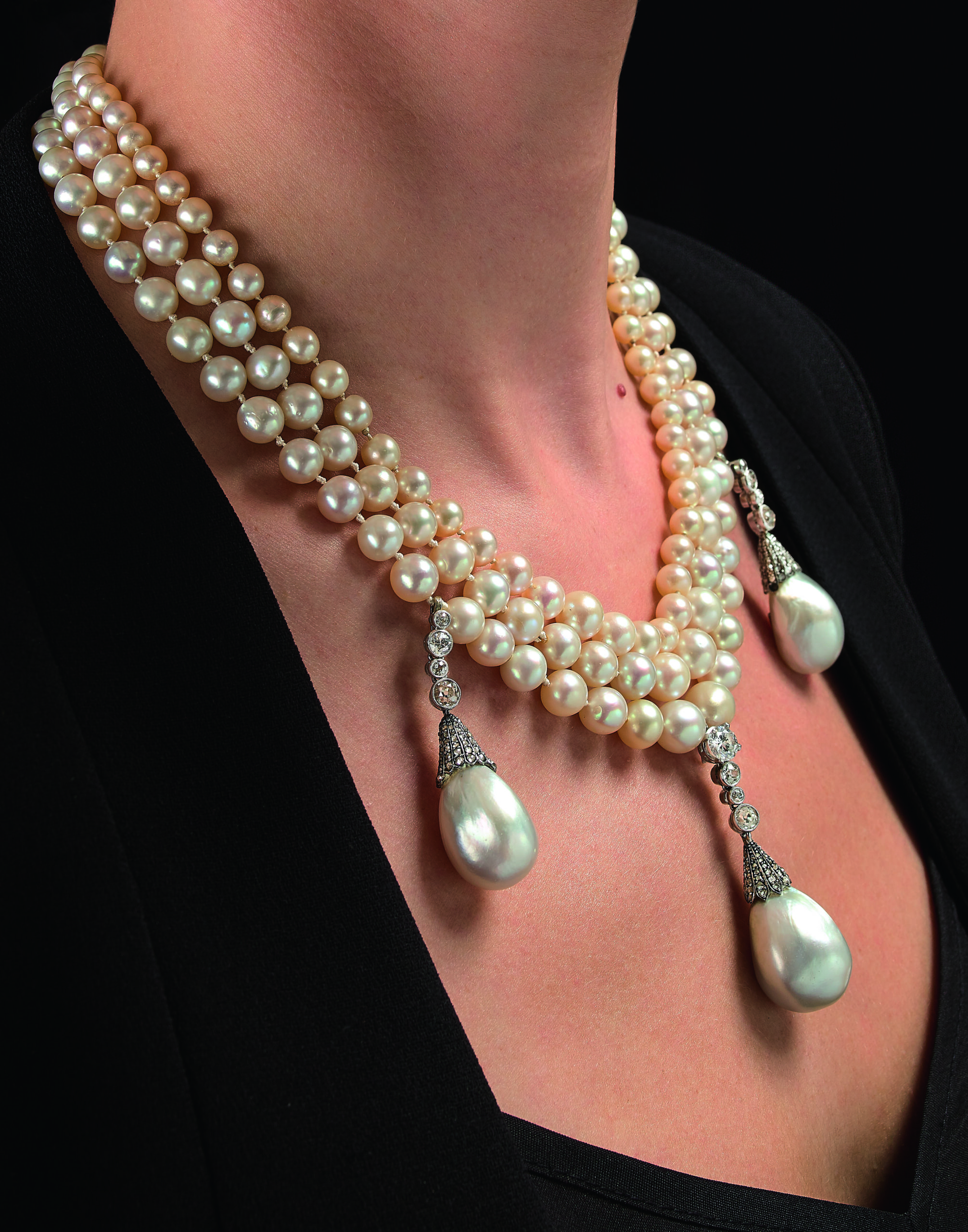 Collier et pampilles de perles fines - photo portée © archives de l'expert P. Dupré la Tour