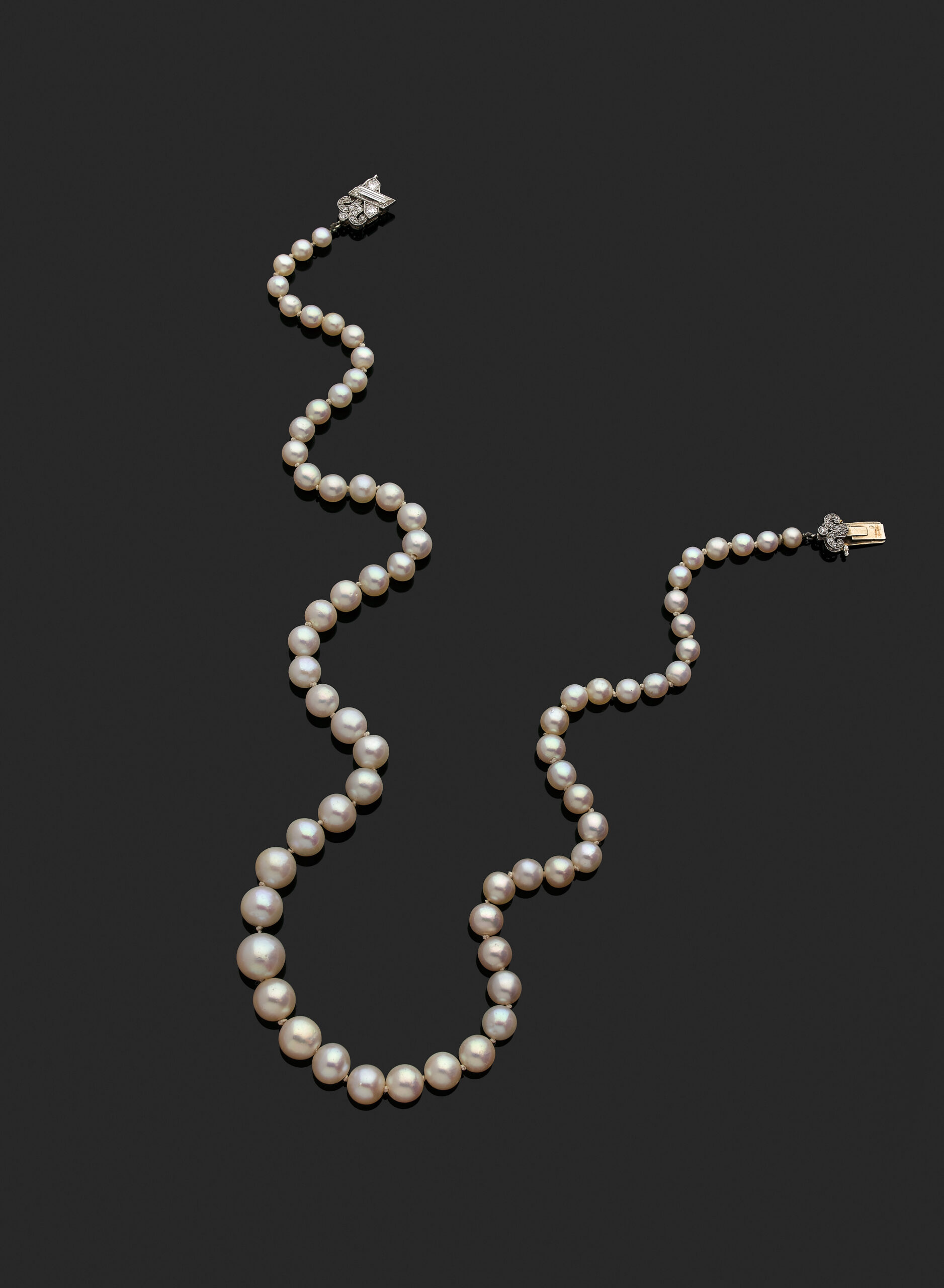 JANESICH Collier de 69 perles fines en chute BOUCHERON Bracelet de perles fines, cristal de roche, diamants, platine et or © archives photo de l'expert Philippine Dupré la Tour