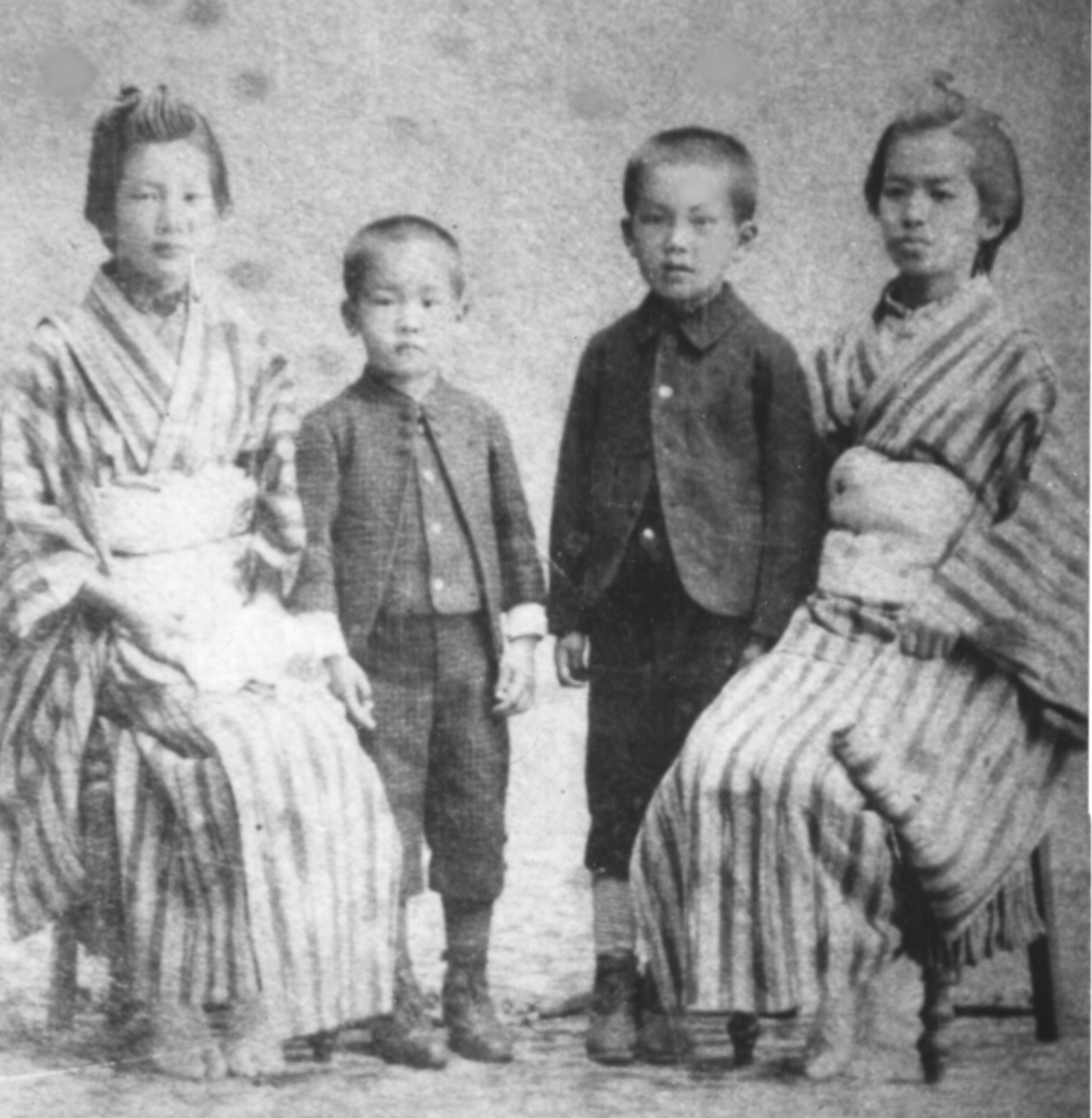 1890 - Les 4 enfants Foujita - Kiku, Yasu, Tsuguo et Tsuguharu.