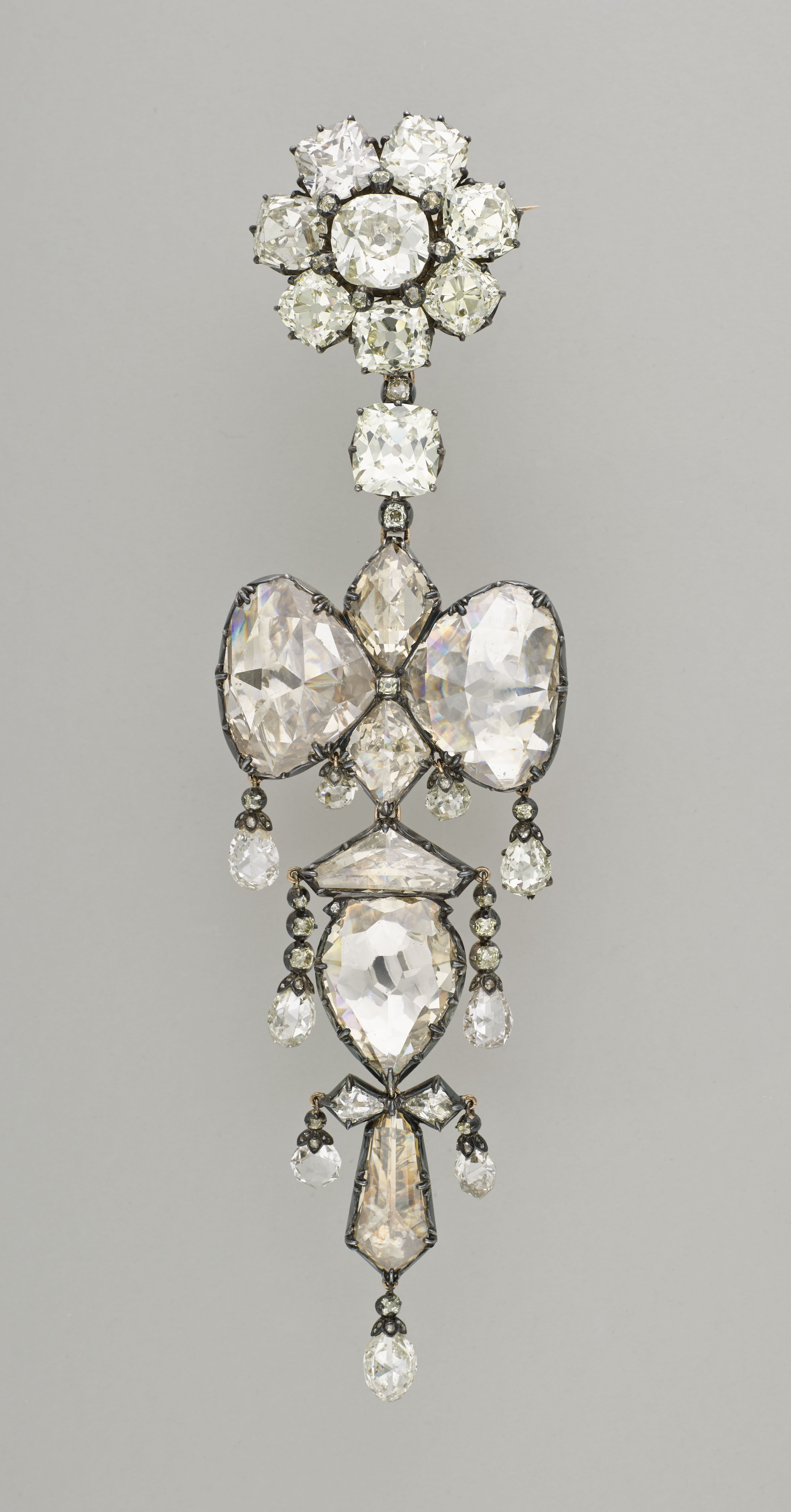 Broche dite broche-reliquaire de l’impératrice Eugénie, Paul-Alfred Bapst, 1855, diamants et or, 17,5 Å~ 4,6 cm, musée du Louvre, MV1024 © RMN-Grand Palais (musée du Louvre) / Stéphane Maréchalle Service de presse / Skira Paris