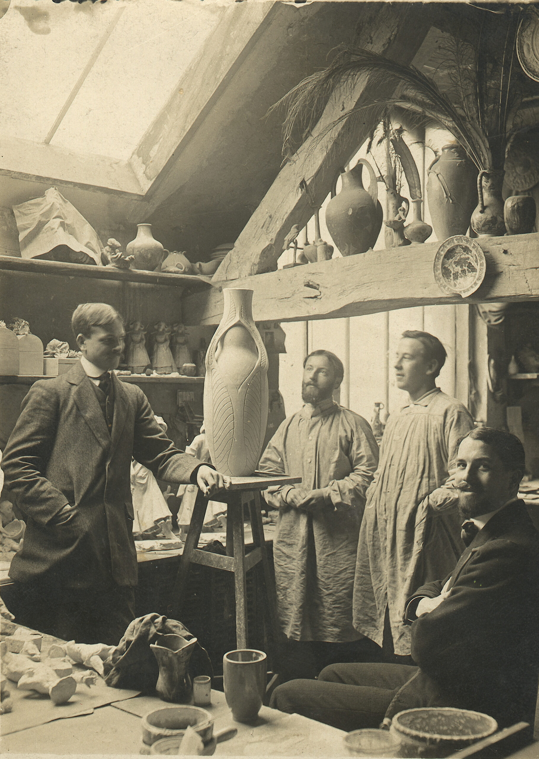Intérieur de l’atelier Lachenal à Châtillon-sur-Bagneux. Edmond Lachenal assis et, de gauche à droite, Raoul, Jean-Jacques et un technicien. © archives de l'expert