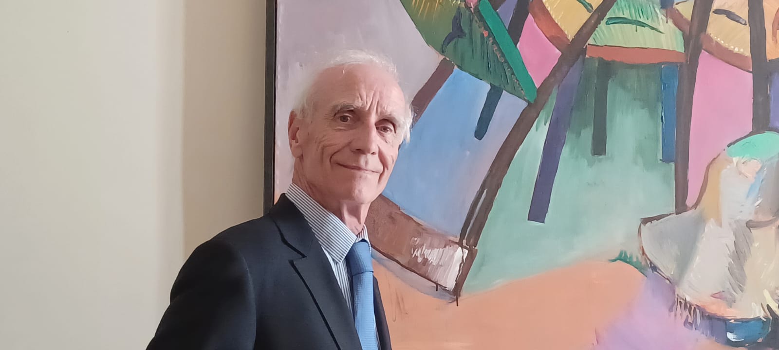 Clovis Vail in front of "Ballet de chaises", 2026, © photo by the expert.