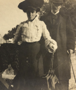 Michel Puy et sa compagne Marthe, Forum de Rome, 1908. © Les Archives Michel Puy, Paris 2026
